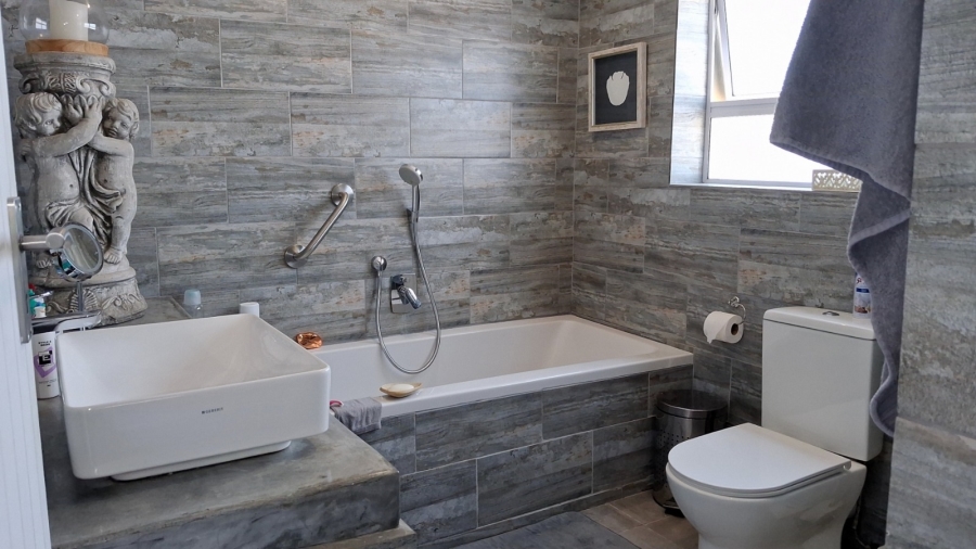 6 Bedroom Property for Sale in Stilbaai Wes Western Cape